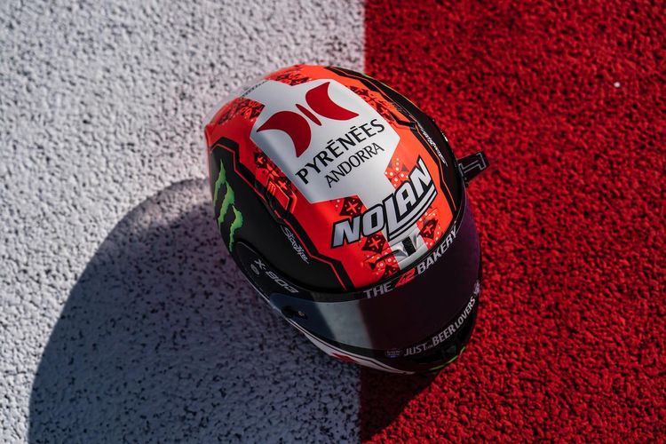 Desain spesial helm Alex Rins dengan motif batik untuk balapan pada MotoGP Mandalika