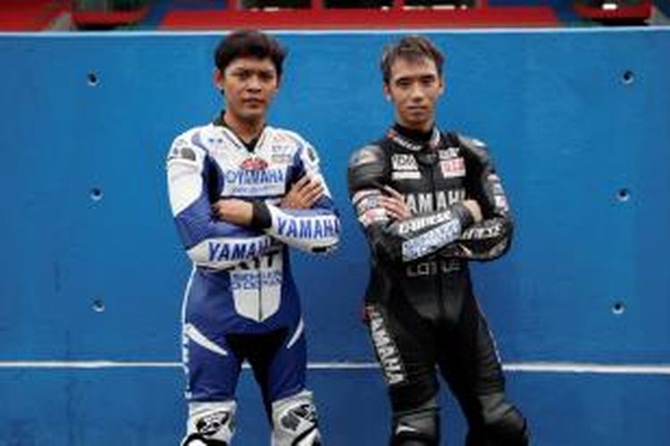 Dua pebalap Yamaha Indonesia, Sudarmono (kiri) dan Imanuel Pratna, berpose ketika menjalani sesi latihan Yamaha Riding Academy di Sirkuit Internasional Sentul, Kamis (26/6/2014).