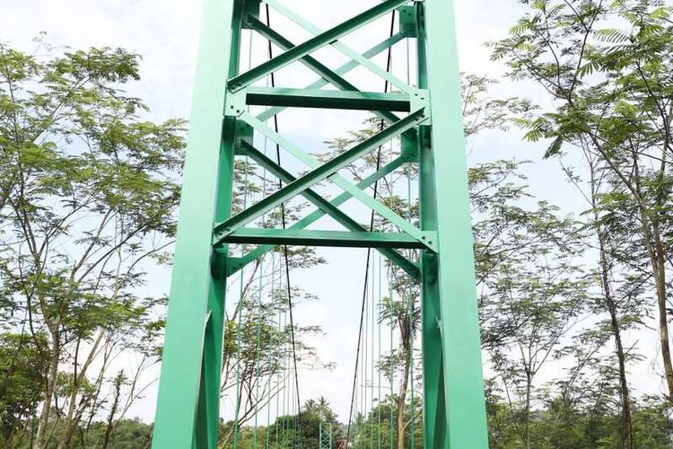 Bupati Bogor Ade Yasin saat meninjau salah satu jembatan yang berhasil dibangun di Kecamatan Rancabungur, Kabupaten Bogor, Jawa Barat.