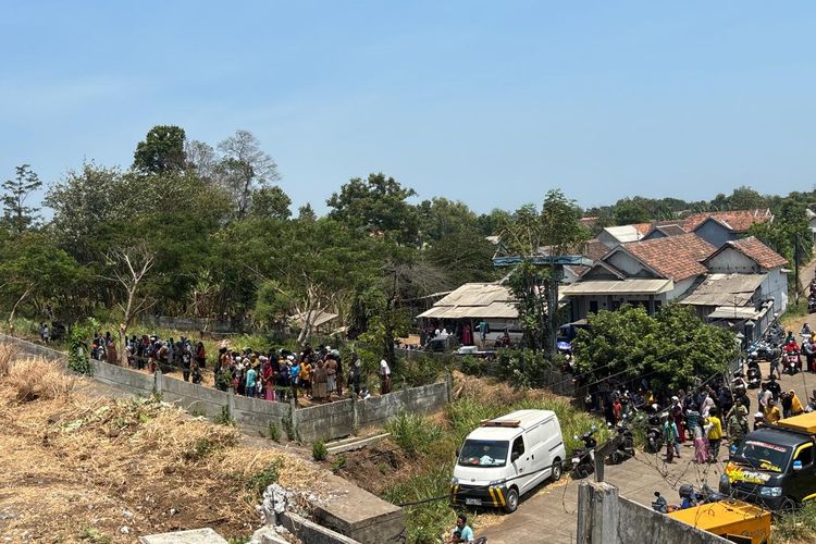 Ratusan Warga Probolinggo Saksikan Uji Coba Pesawat Tempur TNI AU di Tol Paspro