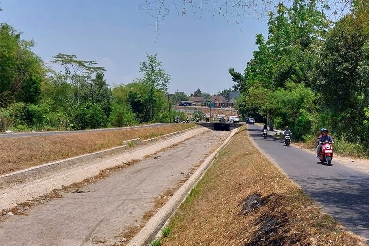Kondisi Selokan Mataram setelah aliran dimatikan sementara sejak 1 Oktober 2023 karena ada pembangunan bangunan ukur di pintu saluran. Selain itu juga untuk pemeliharaan Selokan Mataram.