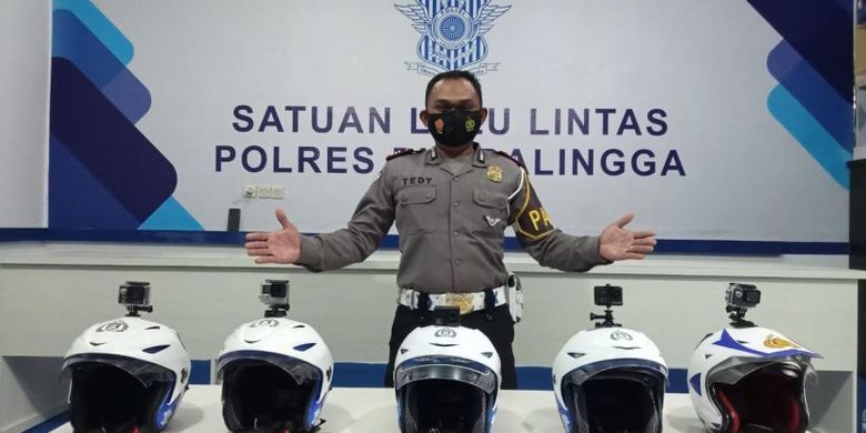 Lima helm polisi Polres Purbalingga yang telah dilengkapi kamera portabel Kopek