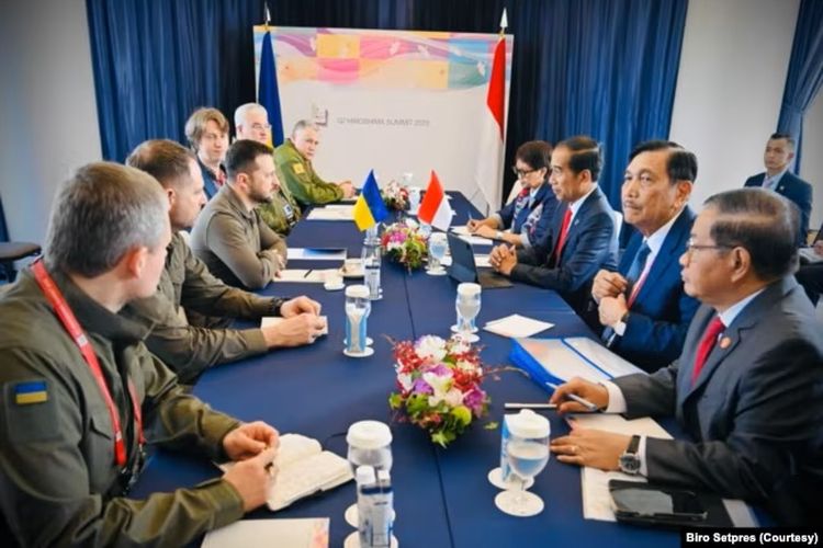 Bertemu dengan Presiden Ukraina Zelensky, Jokowi menyatakan Indonesia siap menjadi jembatan perdamaian antara Ukraina dan Rusia.