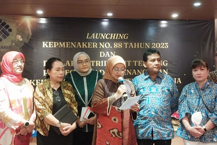 Menteri Ketenagakerjaan (Menaker) Ida Fauziyah memberikan keterangan pers peluncuran aturan terkait pedoman pencegahan dan penanganan kekerasan seksual di Jakarta, Kamis (1/6/2023).