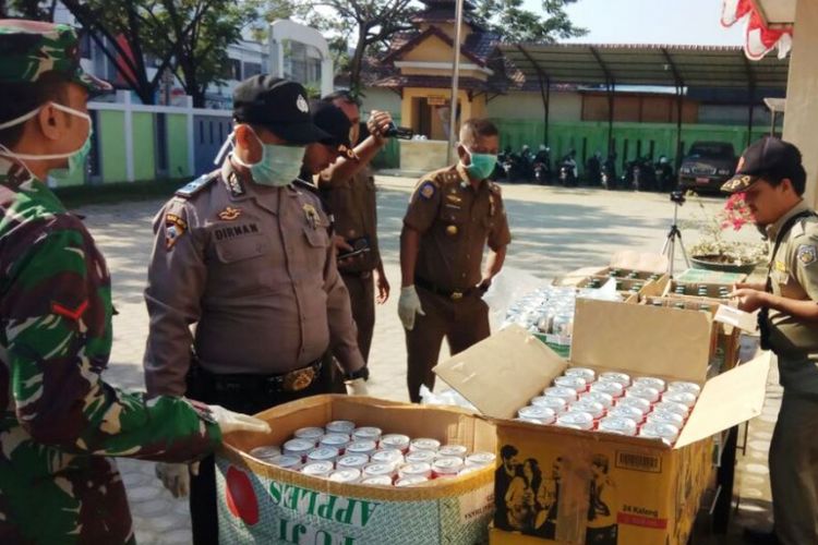 Polisi syariah, polisi pamong praja, serta TNI dan Polri memusnahkan ratusan botol minuman keras di halaman Kantor Satpol PP dan WH, Lhokseumawe, Selasa (6/2/2018).