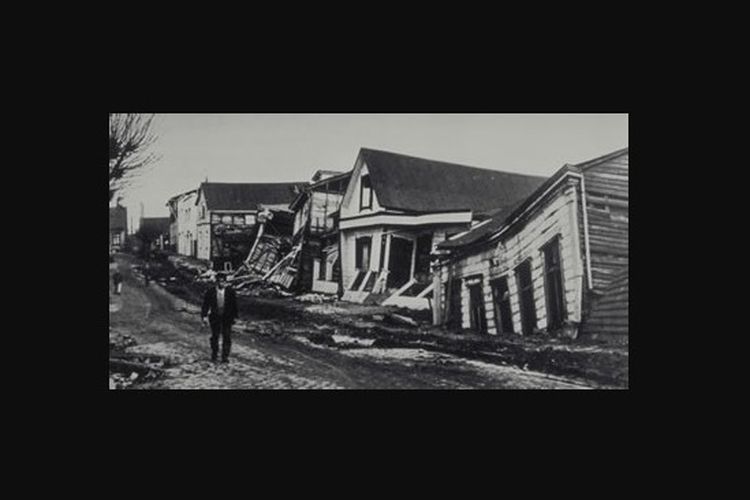 Kerusakan akibat gempa Chile 1960 di Valdivia yang menunjukkan bangunan rusak parah.