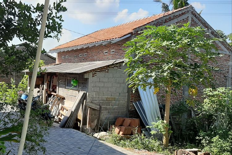 Rumah seorang terduga teroris yang ditangkap Densus 88 di Kelurahan Wonolopo, Kecamatan Mijen, Kota Semarang, Jawa Tengah.