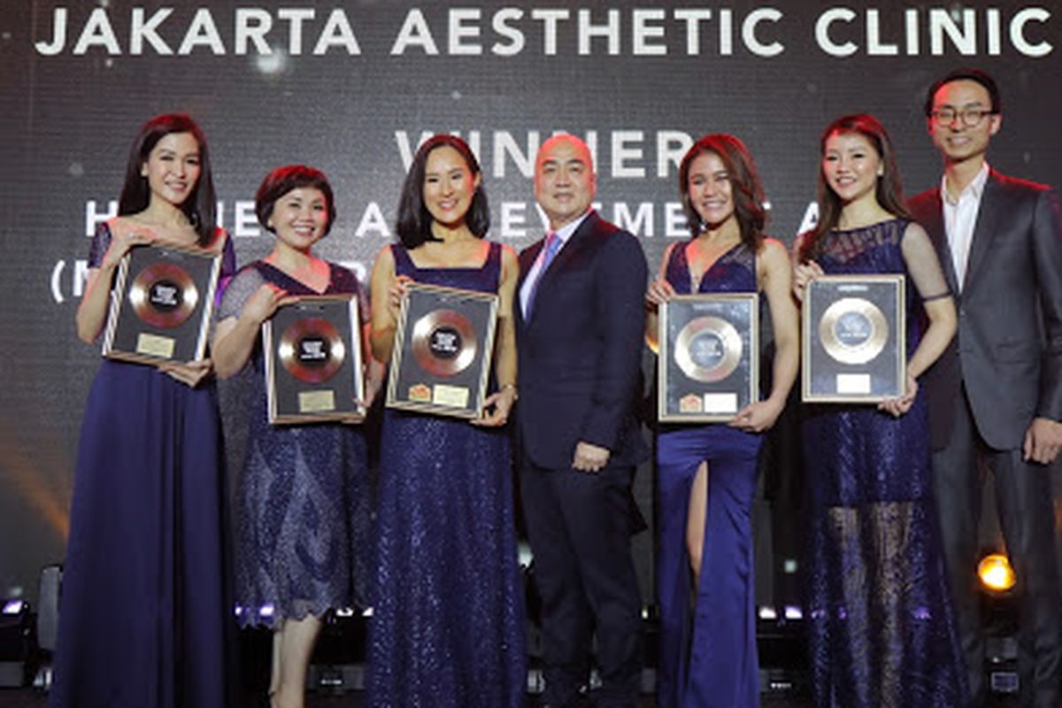 Tim dokter dari Jakarta Aesthetic Clinic menerima penghargaan dalam ajang 4th Golden Record Award Night Merz Aesthetics di Manila, Filipina, (26/9/2019).