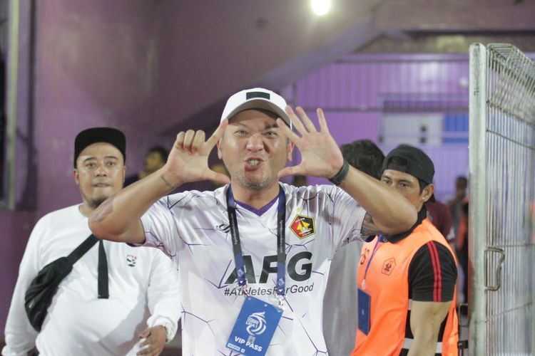 Presiden klub Gading Marten saat datang pertama kali ke pertandingan tunda pekan ke-18 Liga 1 2022-2023 melawan Persita Tangerang yang berakhir dengan skor 3-1 di Stadion Brawijaya Kediri, Jumat (24/3/2023) malam.