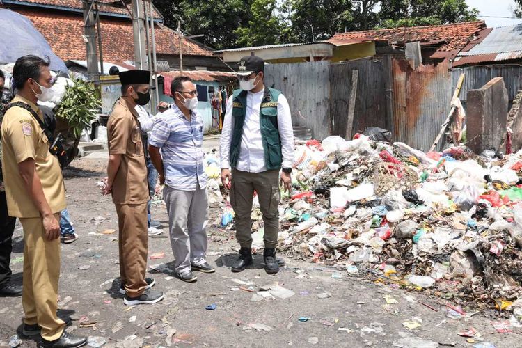Bupati Bangkalan RK Abdul Latif Amin Imron Meninjau Lokasi Tumpukan Sampah Yang Meluber Ke Ruas Jalan, Di Daerah Pangeranan Bangkalan, Selasa (16/11/2021).