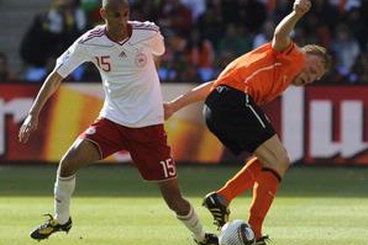 Bek Denmark, Simon Poulsen (kiri), jadi pencetak gol bunuh diri pertama di Piala Dunia 2010.