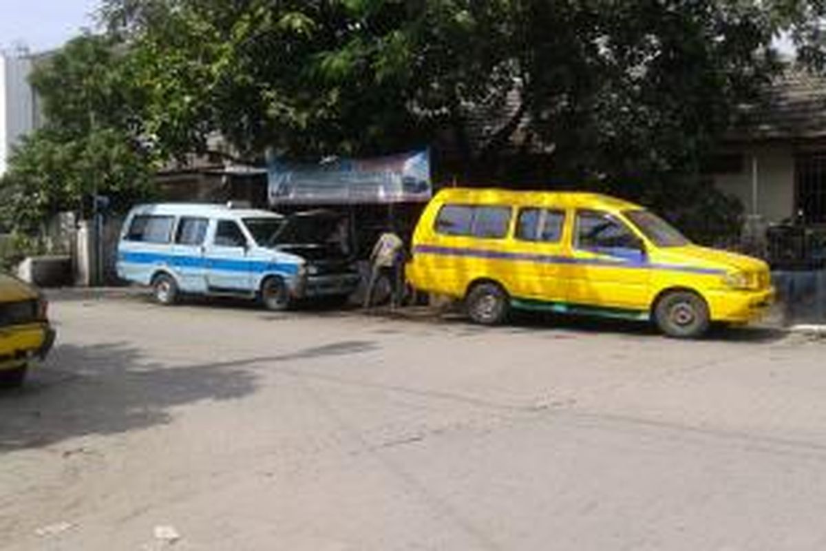 Beberapa mobil angkutan kota atau angkot yang ikut mogok nasional dan menepikan kendaraannya di Tangerang, Rabu (19/11/2014).