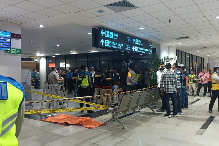 Polisi mengevakuasi jenazah wanita yang tewas di lift Bandara Kualanamu, Kamis (27/4/2023).