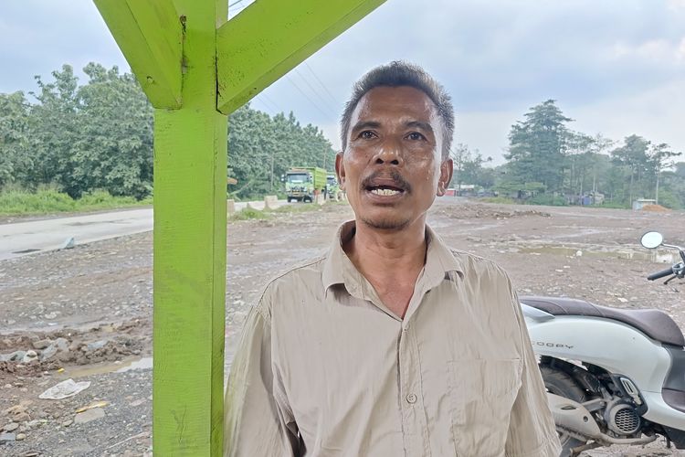 Ujang Penuy, pemilik usaha lapak batu di pinggir Jalan Sudamanik, Kecamatan Parung Panjang, Kabupaten Bogor.