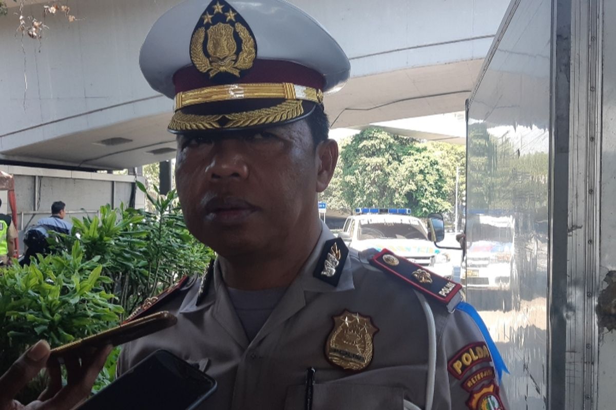 Kasatlantas Polres Jakbar Kompol Hari Admoko saat lakukan peninjauan hari kedua ganjil genap di Traffic Light Tomang Raya, Jakarta Barat, Selasa (109/2019)