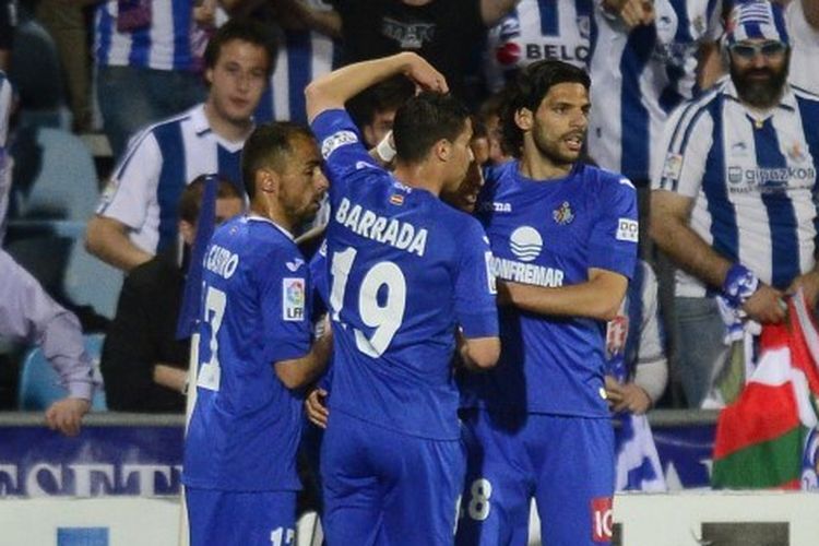 Para pemain sepakbola Getafe merayakan setelah mencetak gol tim pertama mereka selama pertandingan sepak bola liga Spanyol Getafe CF vs Real Sociedad di stadion Kolonel Alfonso Perez di Getafe pada 6 Mei 2013.