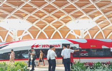 Kereta Cepat Jakarta-Bandung atau Kereta Cepat Whoosh yang diresmikan Presiden Joko Widodo pada Senin (2/10/2023) sedang diparkir di Stasiun Kereta Cepat Halim, Jakarta Timur. 