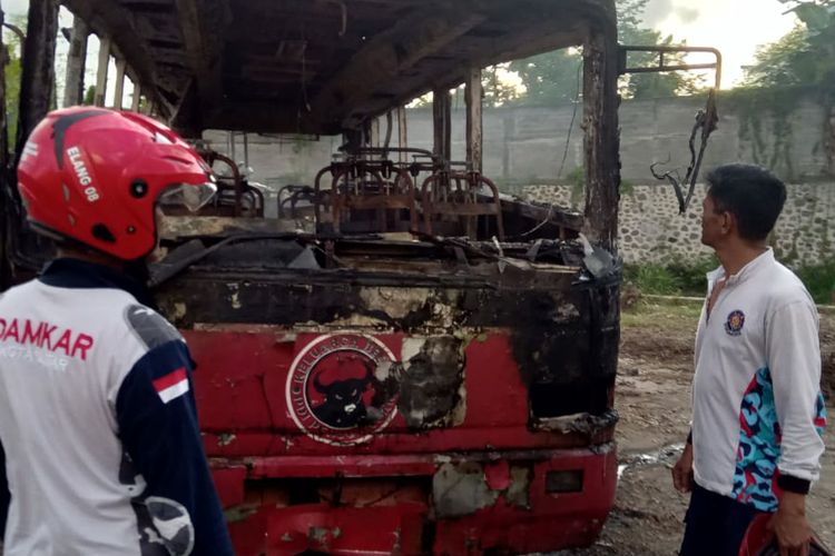 Bus berlogo PDI Perjuangan terbakar di sebuah gudang di Kelurahan Tlumpu, Kecamatan Sukorejo, Kota Blitar, Selasa (20/12/2022)