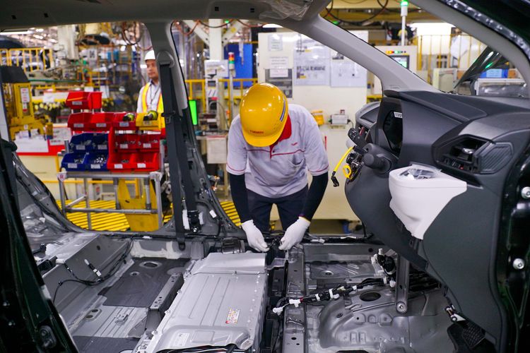 Pabrik Toyota Masih Andalkan Manusia, Robot Belum Dominan