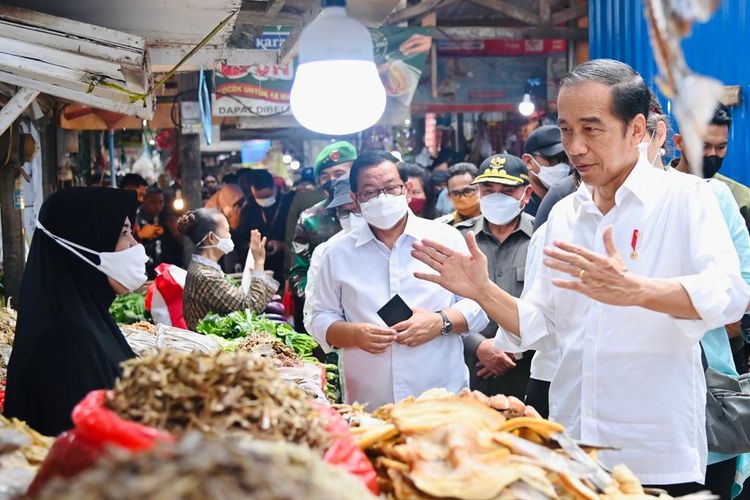 Presiden Joko Widodo memberikan bantuan sosial dan menyapa para pedagang di Pasar Klandasan, Balikpapan, Selasa (25/10/2022).