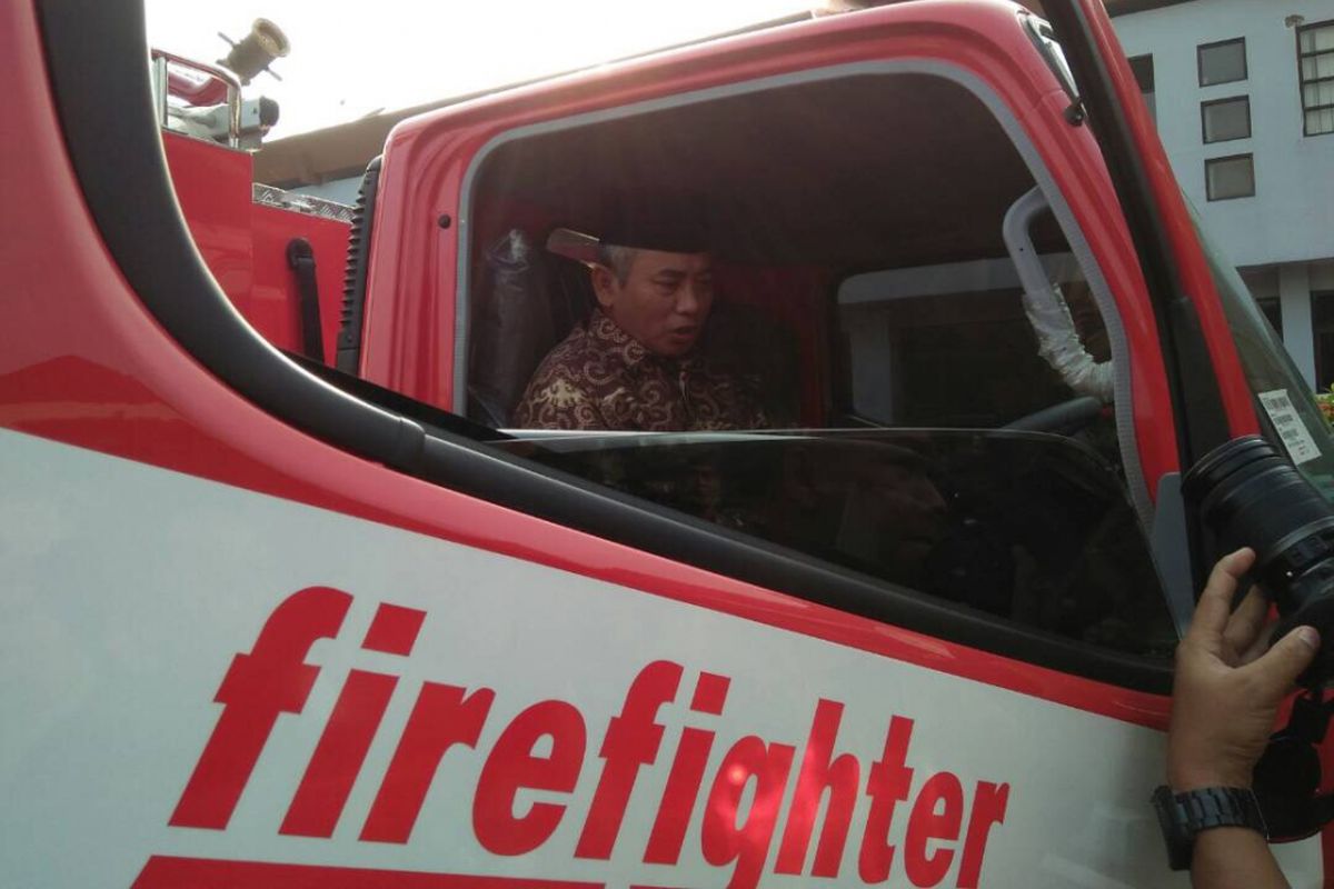 Wali Kota Bekasi, Rahmat Effendi mencoba unit mobil baru Dinas Pemadam Kebakaran Kota Bekasi berkapasitas 3000 liter, di Pemkot Bekasi, Senin (5/6/2017). 