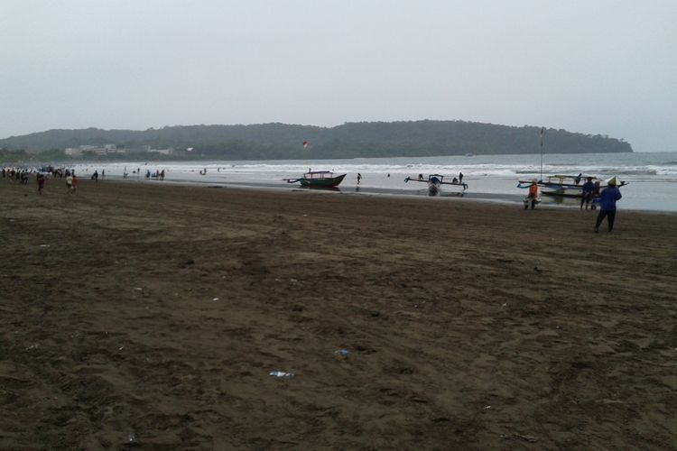 Wisatawan berenang di Pantai Pangandaran, Senin 31 Desember 2018. Jumlah kunjungan wisatawan ke pantai ini menurun karena hoax di medsos.