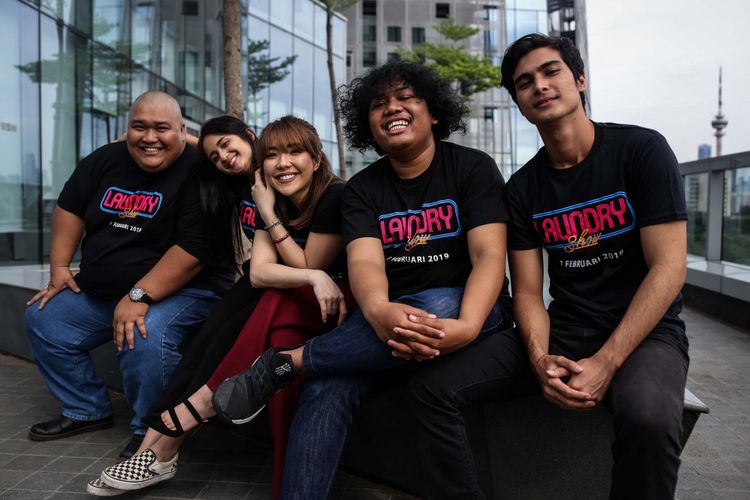 Pemain film Laundry Show berpose saat media visit di Menara Kompas, Palmerah, Jakarta Barat, Rabu (23/01/2019). Melibatkan sejumlah stand up comedian dan pelawak, film Laundry Show ini akan tayang pada 7 Februari 2019 mendatang.