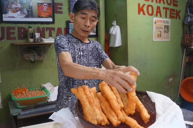 Ko Atek tengah menyiapkan cakwe