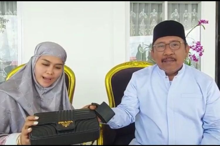 Pk Bupati Bombana Burhanudin dan istri menunjukkan koleksi tas yang dimiliki istrinya adalah KW, bukan asli.