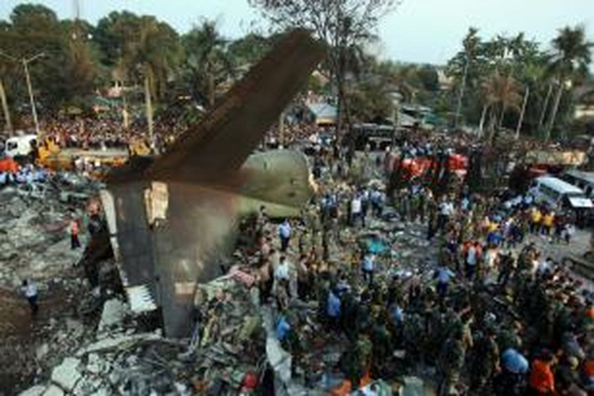 Petugas gabungan melakukan proses pencarian korban penumpang pesawat Hercules C-130 milik TNI AU yang jatuh di Jalan Jamin Ginting, Medan, Selasa (30/6/2015). Pesawat jatuh pada pukul 12.08 WIB, dua menit setelah lepas landas dari Pangkalan Udara Soewondo saat hendak menuju Tanjung Pinang.