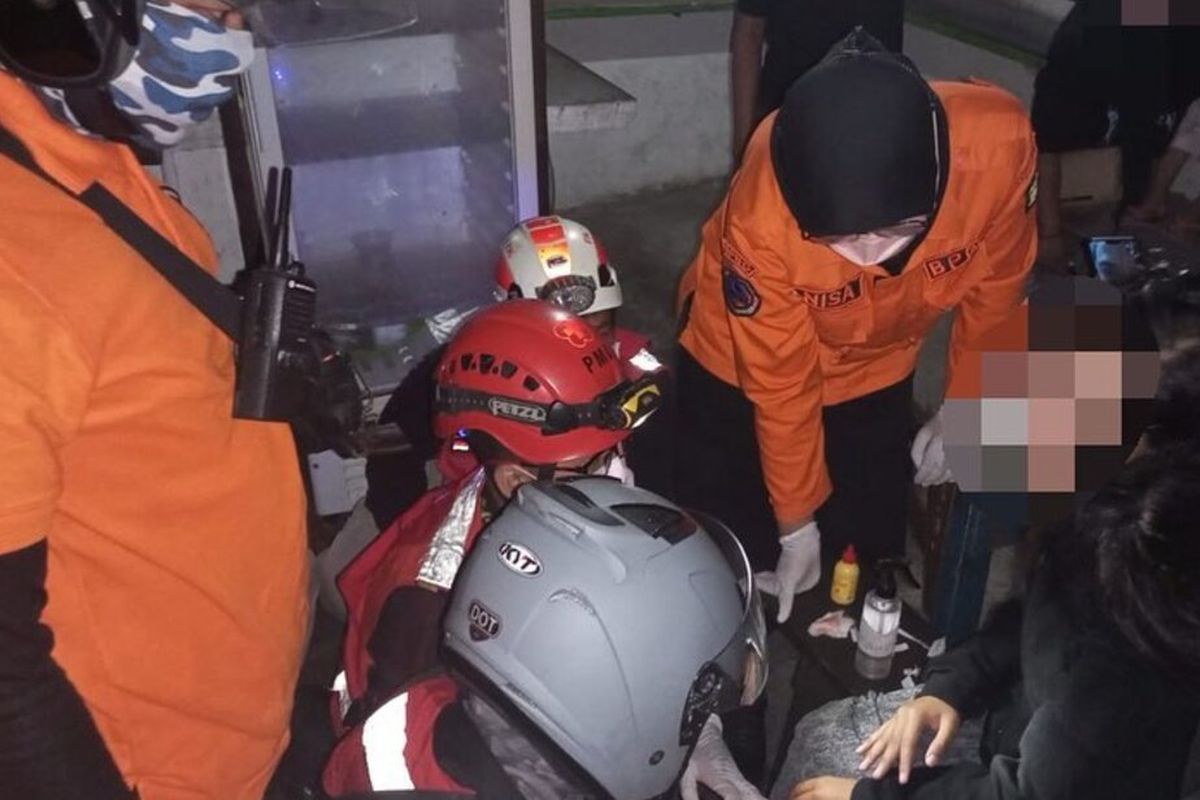 Petugas PMI dan BPBD seusai melerai dua perguruan yang terlibat bentrok melakukan penanganan medis kepada salah satu korban