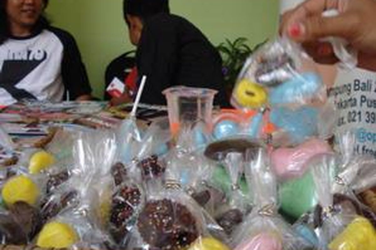 Para Odha sedang memamerkan hasil kerja mereka berupa coklat. Rasa khas coklat ini dihargai mulai dari Rp. 3.000 rupiah. Murah ya?