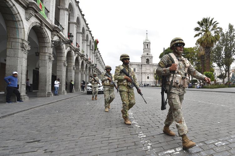 Tentara berpatroli di Arequipa, Peru, Rabu, 14 Desember 2022. 