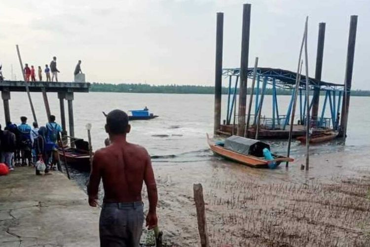 Jembatan ponton pelabuhan Alai, Kecamatan Ungar, Kabupaten Karimun, Kepulauan Riau ambruk, Senin (17/1/2022) sore.
