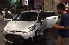 Ford Fiesta Tabrak Pembatas Jalan Depan SPBU Prapanca
