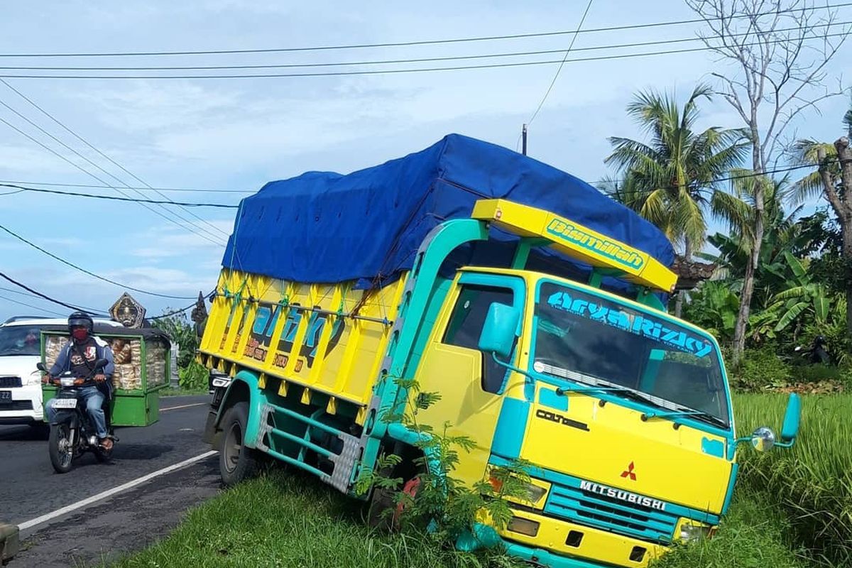 Truk bermuatan plastik terperosok ke selokan setelah sopir di-prank pocong, di Jembrana, Jumat (18/12/2020).