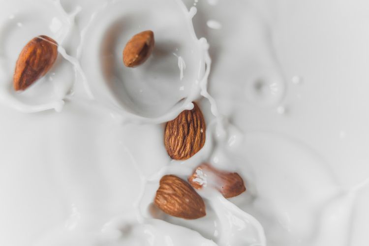 Salah satu manfaat susu almond adalah diperkaya vitamin D. Jumlah vitamin D dalam susu almond bisa bervariasi antar produk.