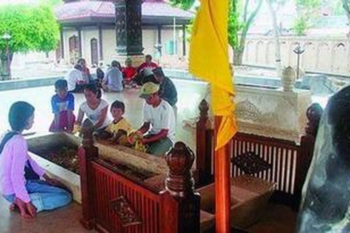 Sejumlah pengunjung mengunjungi Makam Bung Karno di Kota Blitar, Jawa Timur, Jumat (16/3/2012). Makam Bung Karno merupakan magnet industri pariwisata, khususnya wisata sejarah. Makam ini tidak pernah sepi dari wisatawan, baik lokal maupun mancanegara.