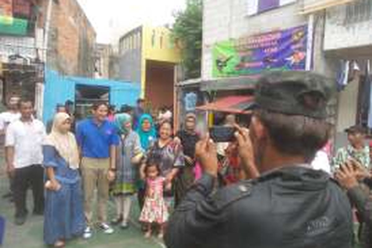 Bakal calon gubernur DKI Jakarta Sandiaga Uno berbaur bersama warga saat berkunjung ke Kebon Pala, Kampung Melayu, Jatinegara, Jakarta Timur, Minggu (1/5/2016).