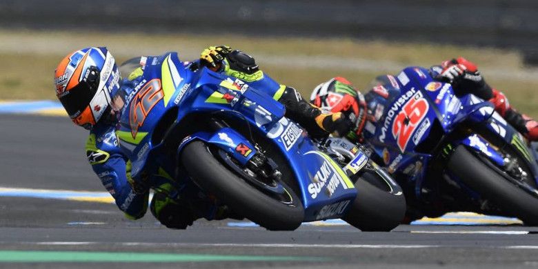 Alex Rins (#42) diikuti Maverick Vinales (#25) saat balapan di MotoGP Prancis pada Minggu (20/5/2018)
