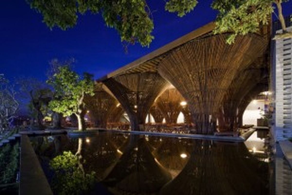 Seluruh bagian dari bambu sangat bermanfaat. Fungsi dan estetika bambu terlihat dari sebuah kafe di Kontum, Vietnam. Inspirasinya berasal dari keranjang tradisional warga setempat.