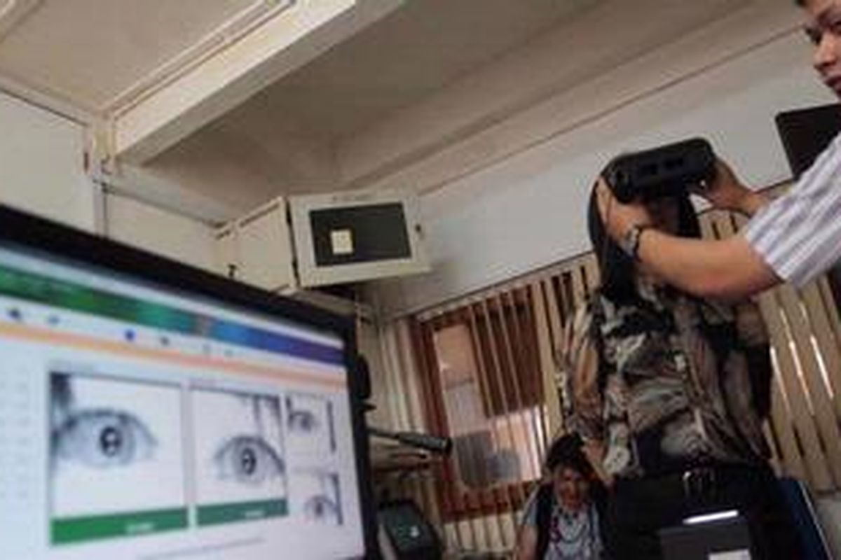 Petugas, Eko, melayani warga yang mengurus  E-KTP di Kelurahan Gondangdia, Menteng, JAkarta Pusat, Rabu (16/11/2011). Menurut petugas, dari sekitar 4.000 undangan yang disebar, baru sekitar 1.000 warga yang mengurus E-KTP di kelurahan tersebut.