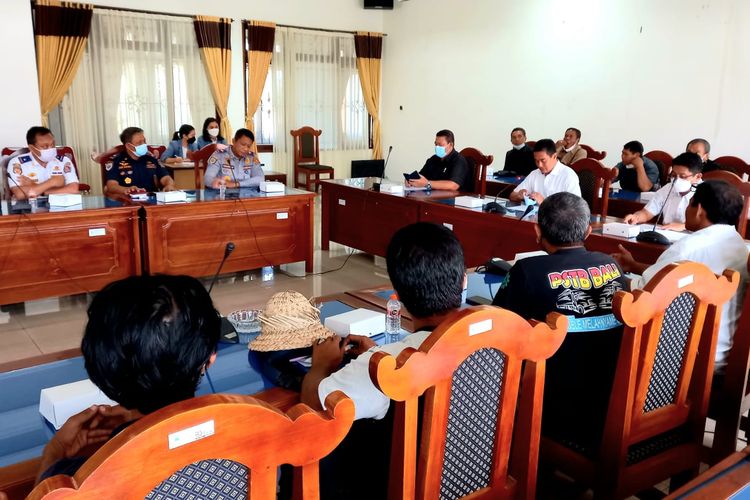 Sejumlah sopir truk mendatangi kantor DPRD Kabupaten Buleleng. Mereka menuntut UU ODOL direvisi.