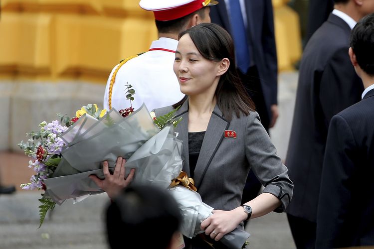 Adik sekaligus penasihat Pemimpin Korea Utara Kim Jong Un, Kim Yo Jong, memegang buket bunga selama upacara penyambutan di Istana Kepresidenan Hanoi, Vietnam, pada 1 Maret 2019.