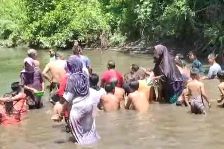 Tradisi Mandi di Sungai Menjelang Malam Nisfu Syaban di Sumbawa
