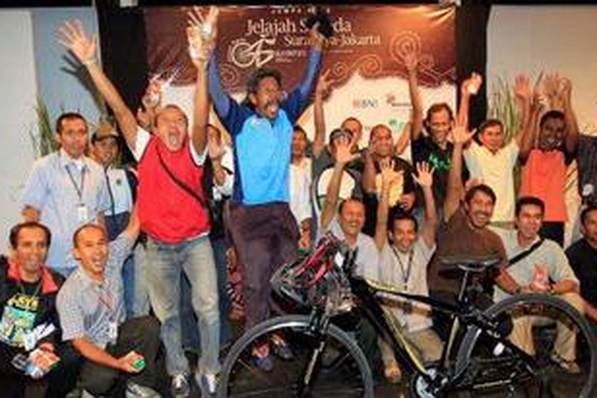 Sebanyak 30 pesepeda yang ikut dalam Jelajah Sepeda HUT ke-45 Kompas dengan sepeda hibrid HEIST 3.0 dari Polygon yang akan mereka gunakan dalam jelajah, berpose usai jumpa pers di Gedung Bentara Budaya Jakarta, Selasa (15/6/2010).