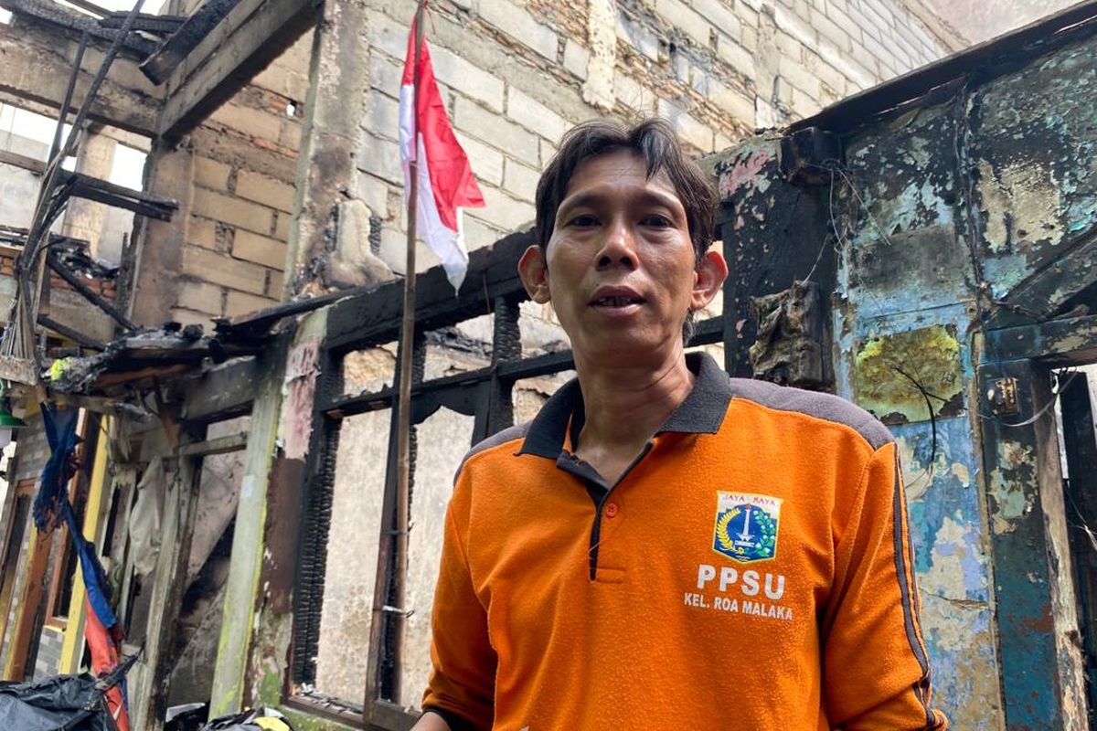 Warga bernama Sugeng menceritakan kejadian kebakaran yang melanda rumahnya di  Gang Lontar Kelurahan Duri Utara, Kecamatan Tambora, Jakarta Barat, Senin (10/7/2023). 