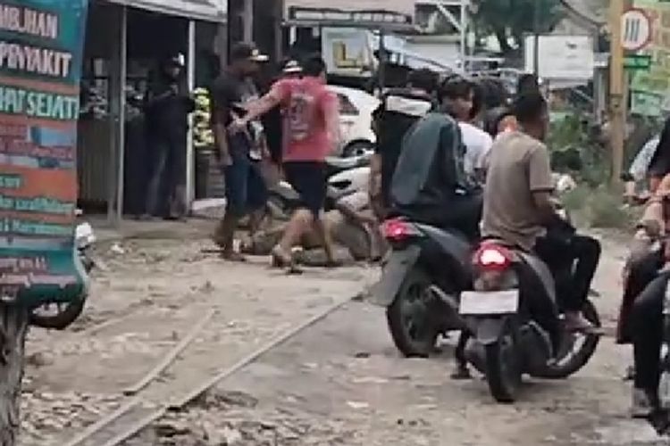 Dua debt collector babak belur diamuk massa di pinggir Jalan Raya Semarang - Purwodadi tepatnya di pertigaan Kecamatan Godong, Kabupaten Grobogan, Jawa Tengah.