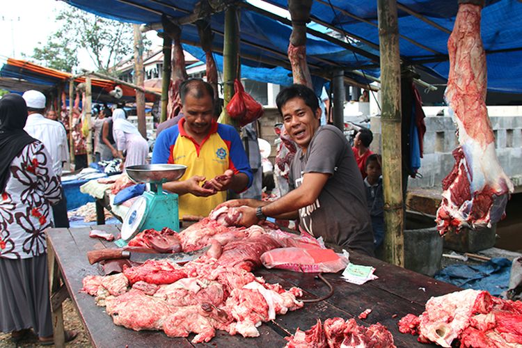 Pedagang daging di ruas jalan Pasar Bina Usaha Meulaboh, Kamis (25//05/17)