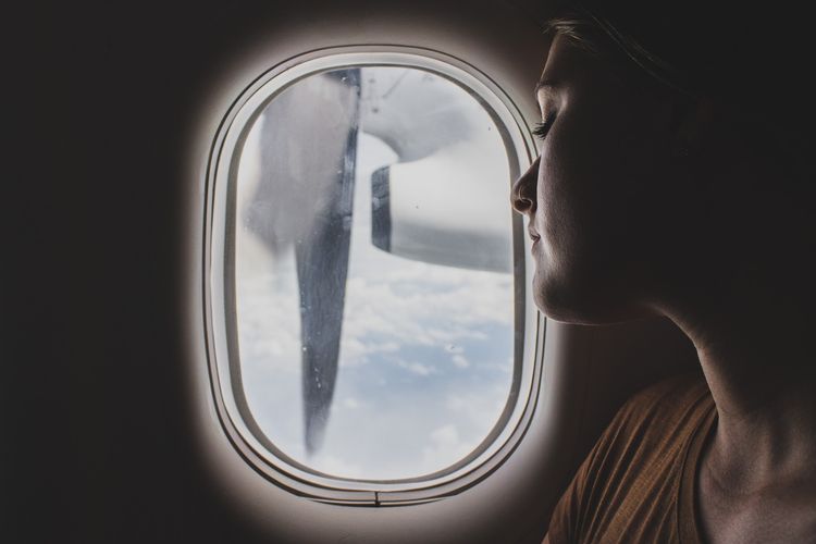 Ketika duduk di kursi pesawat dekat jendela, hindari tidur bersandar karena alasan higienitas.
